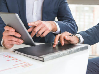 Webディレクターが転職で年収アップするために必要な方法・スキルを解説！